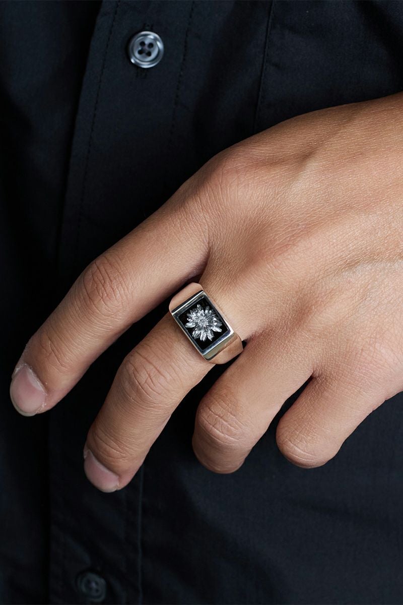 XOLO(ショロ) | XOLO(ショロ) Signet Ring with Black & Gray Flower