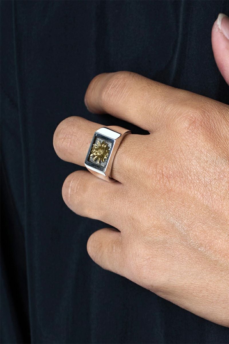 XOLO(ショロ) | XOLO(ショロ) Signet Ring with Gray & Gold Flower