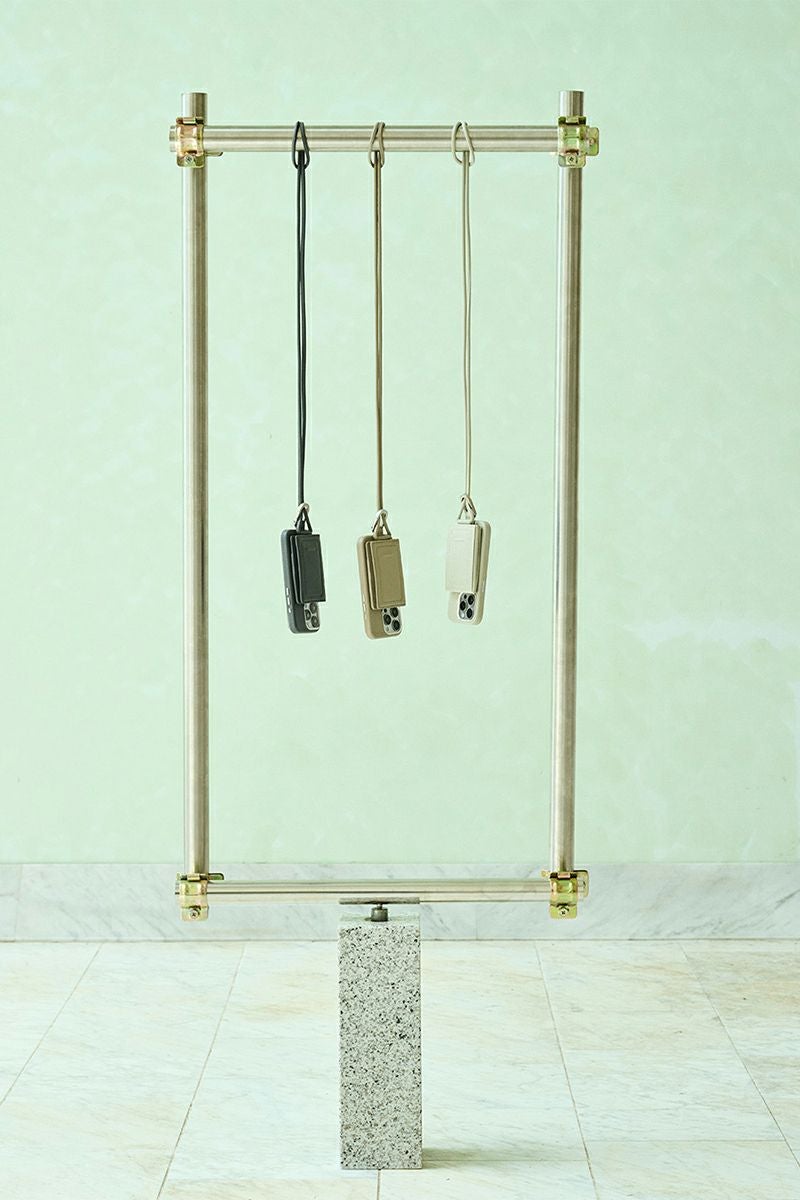 objcts.io(オブジェクツアイオー) iPhoneアクセサリー ストラップ付レザーカードケース