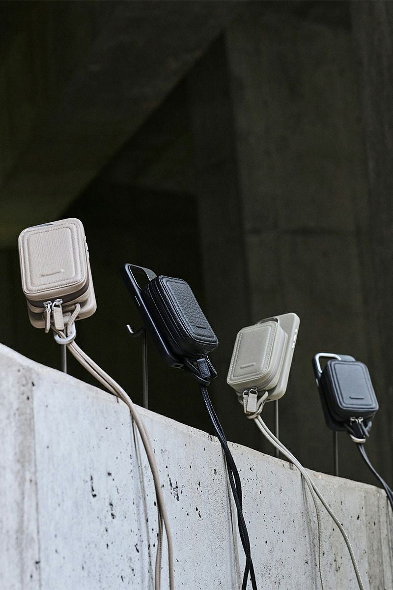 objcts.io(オブジェクツアイオー) iPhoneアクセサリー ストラップ付レザーマイクロバッグ