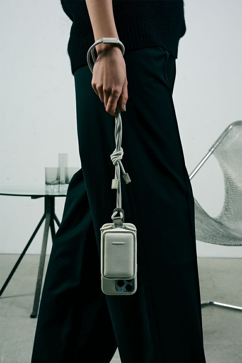 objcts.io(オブジェクツアイオー) iPhoneアクセサリー デタッチャブルストラップ付レザーマイクロバッグ