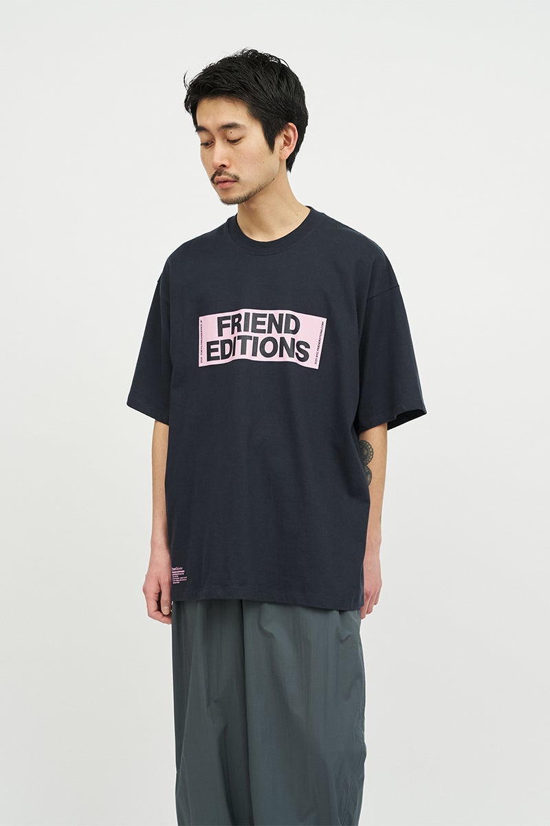 FreshService(フレッシュサービス) FRIEND EDITIONS CORPORATE S/S TEE "STICKER" フレンドエディション コーポーレート半袖Tシャツ ステッカー FSC261-70088FE