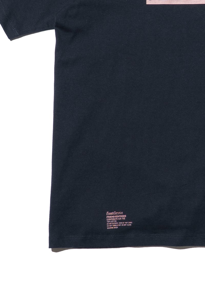 FreshService(フレッシュサービス) FRIEND EDITIONS CORPORATE S/S TEE "STICKER" フレンドエディション コーポーレート半袖Tシャツ ステッカー FSC261-70088FE