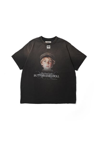 DAIRIKU(ダイリク) "BUTTON EYE DOLL" Sunburn H-S Tag Tee ボタンアイドール サンバーンタグTシャツ 26SS C14