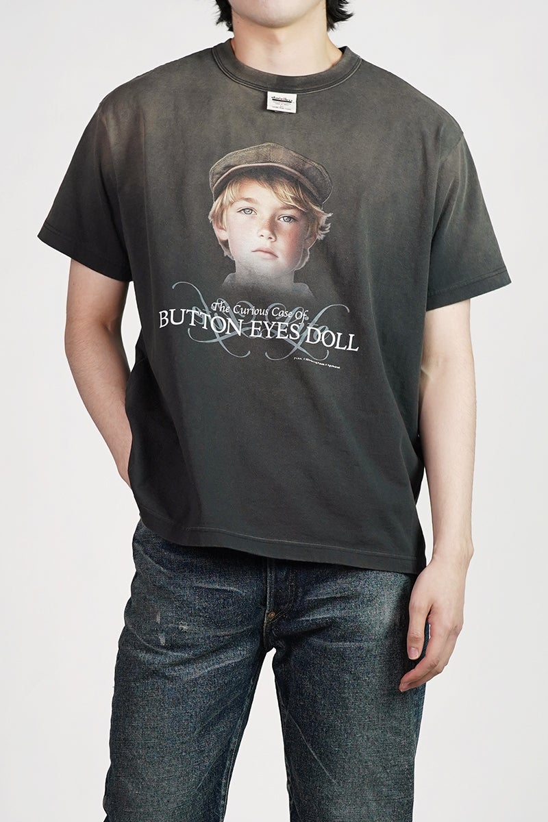 DAIRIKU(ダイリク) "BUTTON EYE DOLL" Sunburn H-S Tag Tee ボタンアイドール サンバーンタグTシャツ 26SS C14