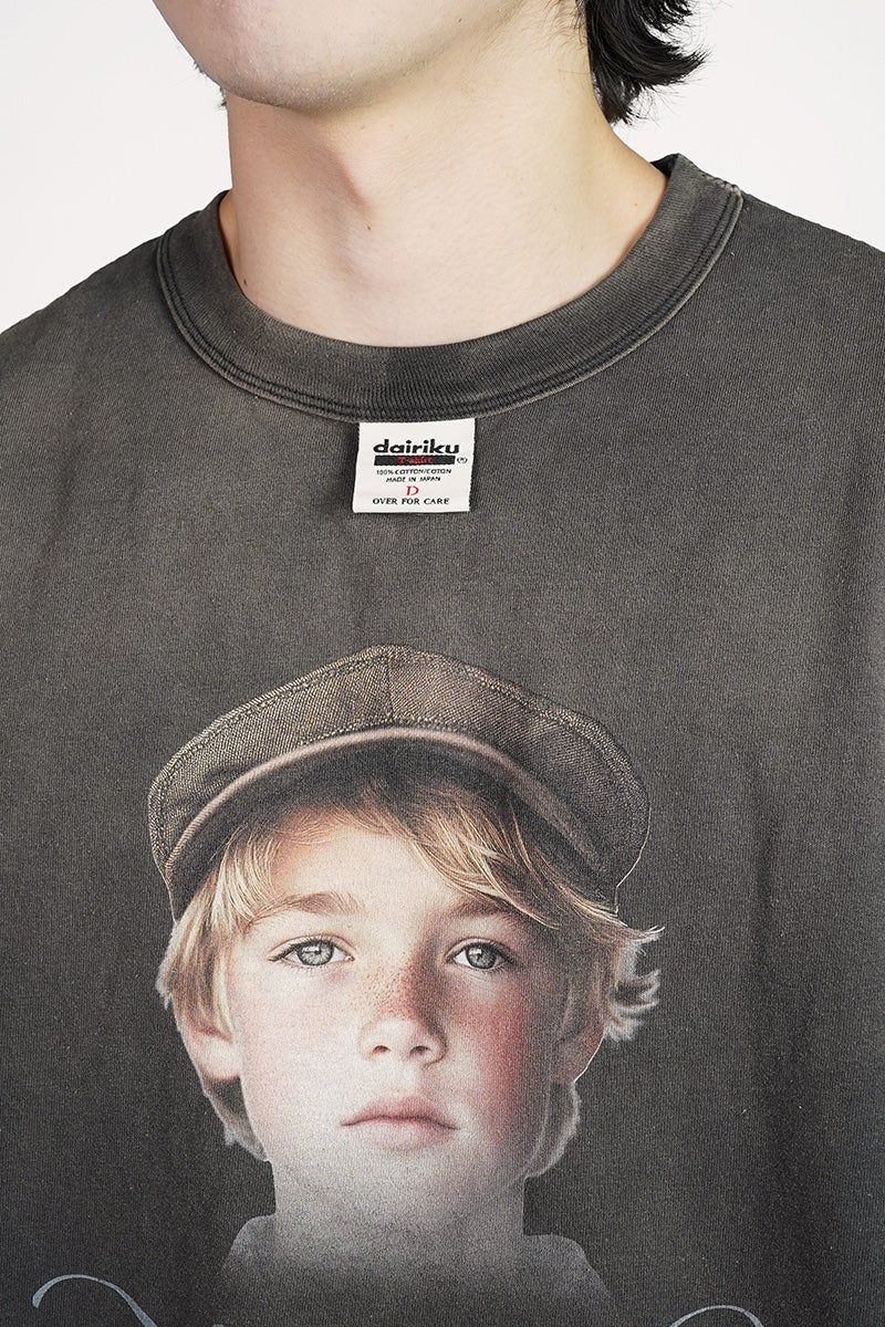 DAIRIKU(ダイリク) "BUTTON EYE DOLL" Sunburn H-S Tag Tee ボタンアイドール サンバーンタグTシャツ 26SS C14