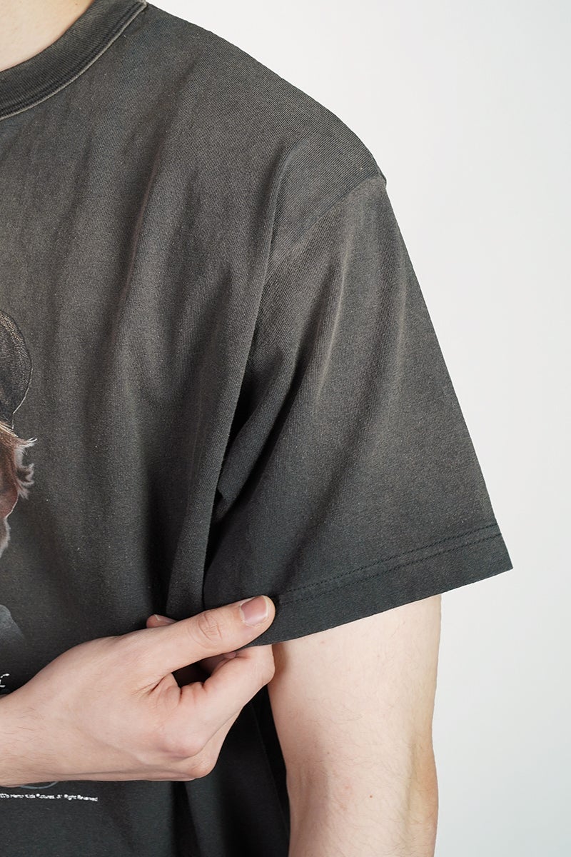 DAIRIKU(ダイリク) "BUTTON EYE DOLL" Sunburn H-S Tag Tee ボタンアイドール サンバーンタグTシャツ 26SS C14