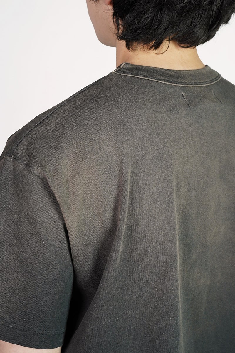 DAIRIKU(ダイリク) "BUTTON EYE DOLL" Sunburn H-S Tag Tee ボタンアイドール サンバーンタグTシャツ 26SS C14