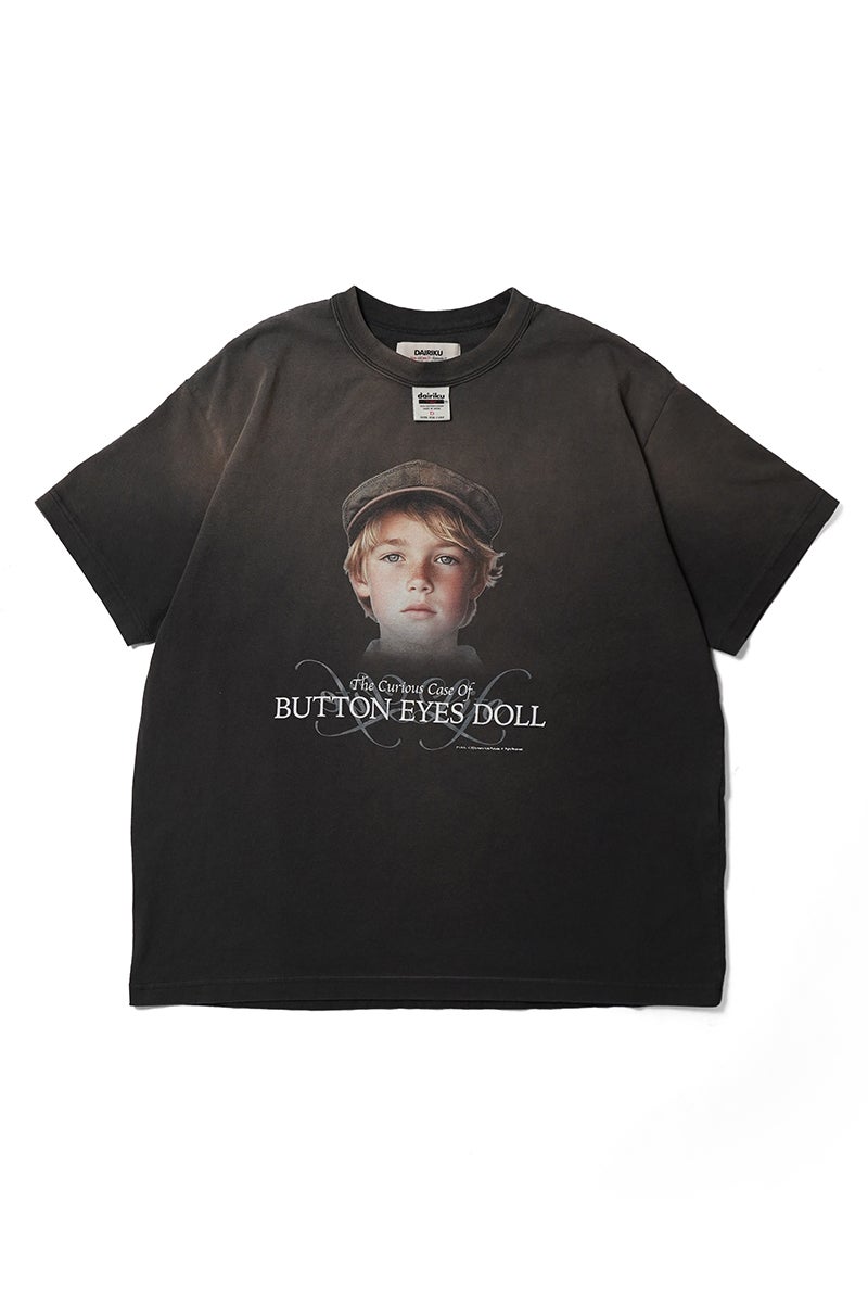 DAIRIKU(ダイリク) "BUTTON EYE DOLL" Sunburn H-S Tag Tee ボタンアイドール サンバーンタグTシャツ 26SS C14