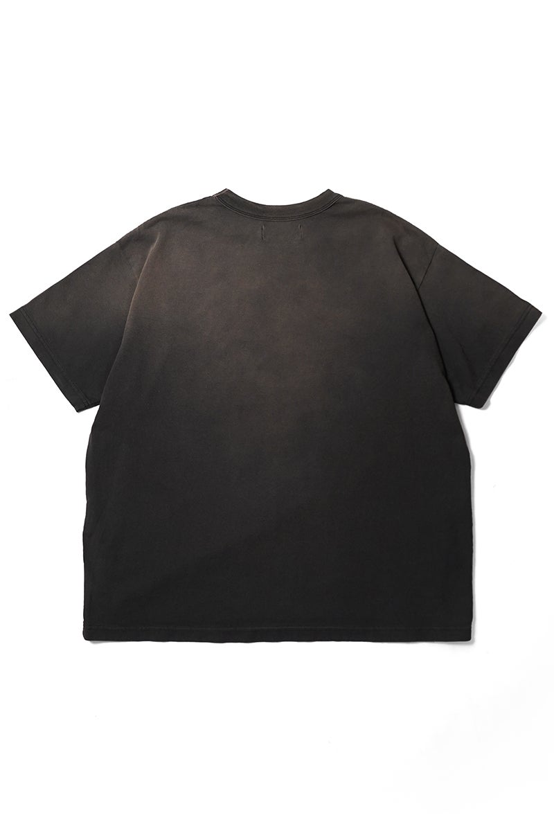 DAIRIKU(ダイリク) "BUTTON EYE DOLL" Sunburn H-S Tag Tee ボタンアイドール サンバーンタグTシャツ 26SS C14