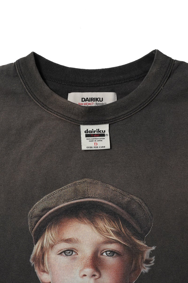 DAIRIKU(ダイリク) "BUTTON EYE DOLL" Sunburn H-S Tag Tee ボタンアイドール サンバーンタグTシャツ 26SS C14