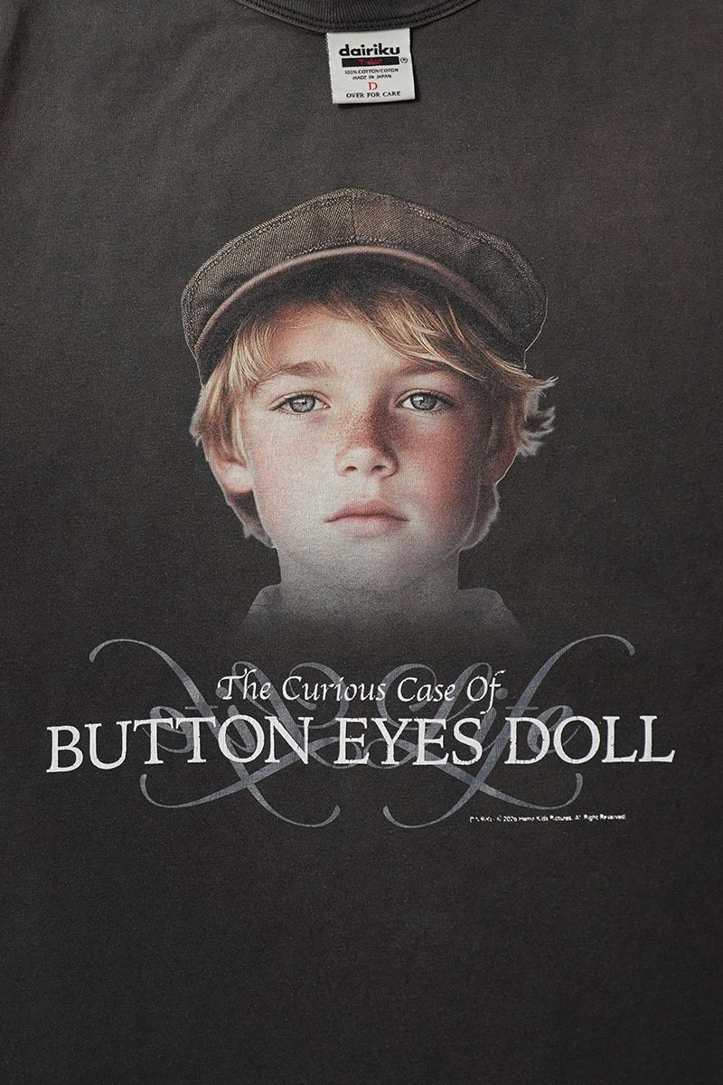 DAIRIKU(ダイリク) "BUTTON EYE DOLL" Sunburn H-S Tag Tee ボタンアイドール サンバーンタグTシャツ 26SS C14