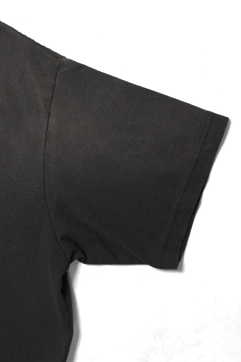 DAIRIKU(ダイリク) "BUTTON EYE DOLL" Sunburn H-S Tag Tee ボタンアイドール サンバーンタグTシャツ 26SS C14