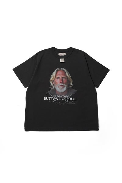 DAIRIKU(ダイリク) "BUTTON EYE DOLL" H-S Tag Tee ボタンアイドール タグTシャツ 26SS C15