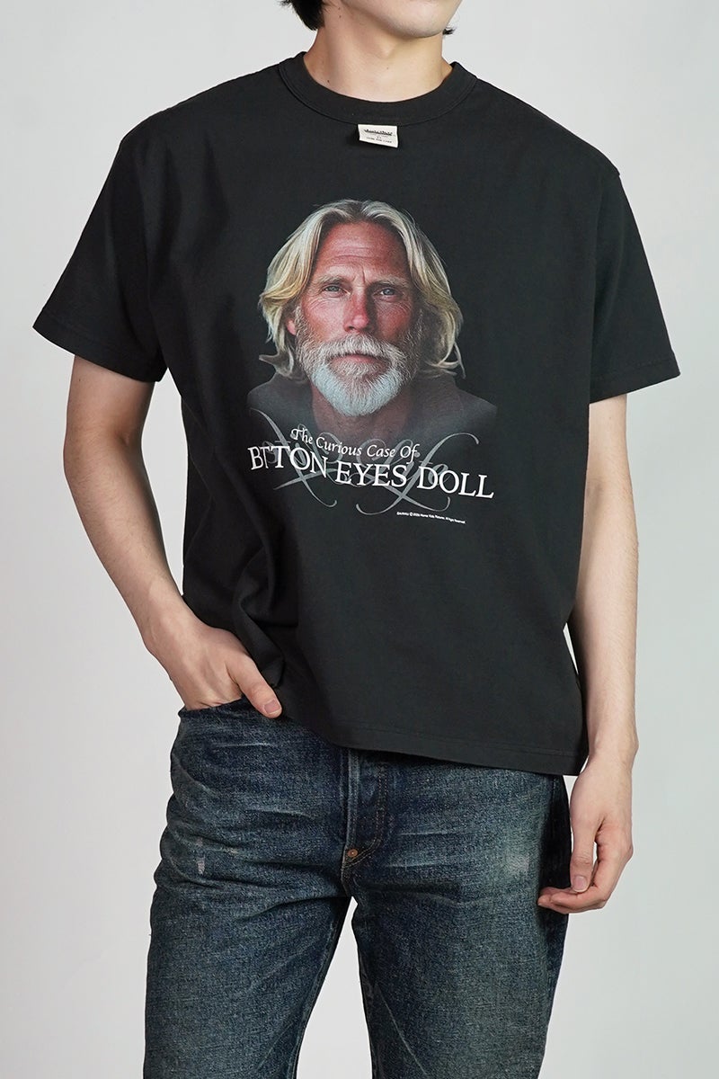 DAIRIKU(ダイリク) "BUTTON EYE DOLL" H-S Tag Tee ボタンアイドール タグTシャツ 26SS C15