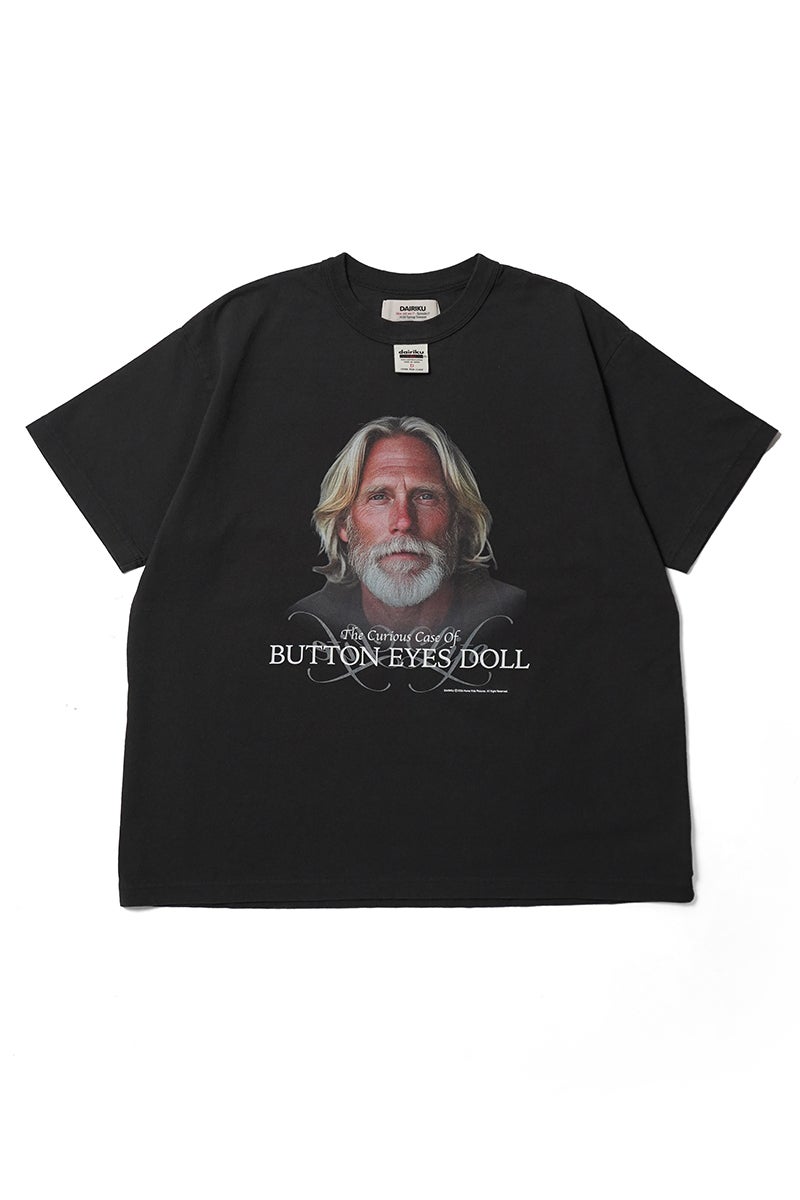 DAIRIKU(ダイリク) "BUTTON EYE DOLL" H-S Tag Tee ボタンアイドール タグTシャツ 26SS C15